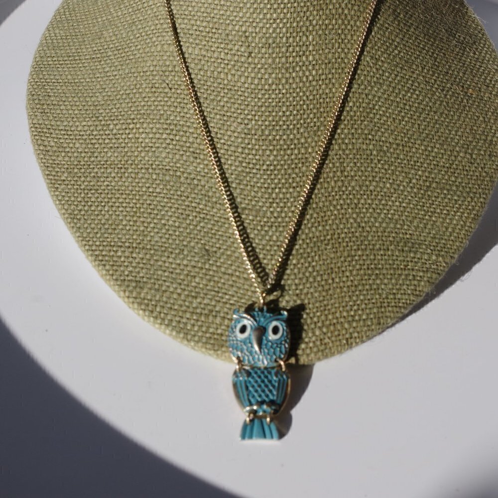 Women`s gold tone blue owl necklace. 17 inches lon